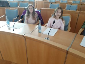 Schülerparlament zu Gast bei der Stadt Schülersprecherin Lea (4a, rechts) und Lea (2a, links).