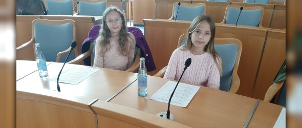 Kinderparlament Lea (2c) und Lea (4c) im offiziellen Sitzungssaal der Stadt Idar-Oberstein.