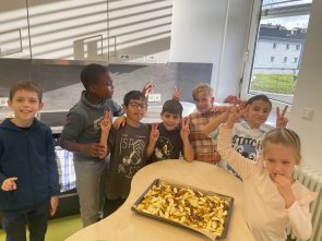 Stufe 3 backt Kuchen Kinder der Stufe 3 sind stolz auf ihren Kuchen.