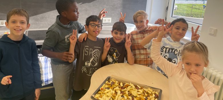 Stufe 3 backt Kuchen Kinder der Stufe 3 sind stolz auf ihren Kuchen.