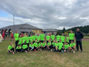 Kreissportfest Leichtathletik Jungen- und Mädchenmannschaft der Grundschule Idar beim Kreissportfest Leichtathletik in Rhaunen.
