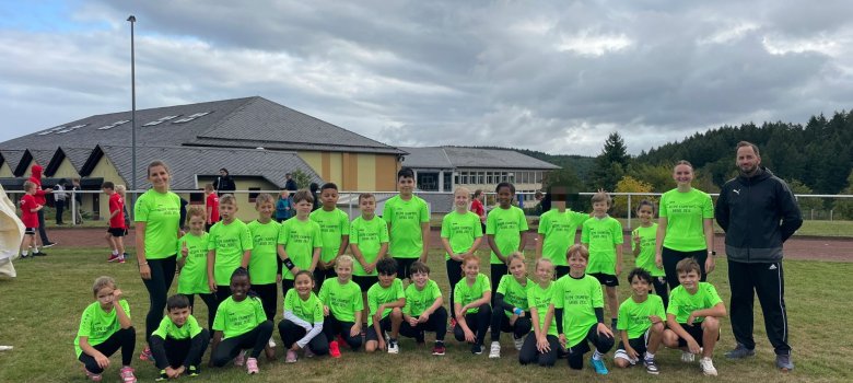Kreissportfest Leichtathletik Jungen- und Mädchenmannschaft der Grundschule Idar beim Kreissportfest Leichtathletik in Rhaunen.
